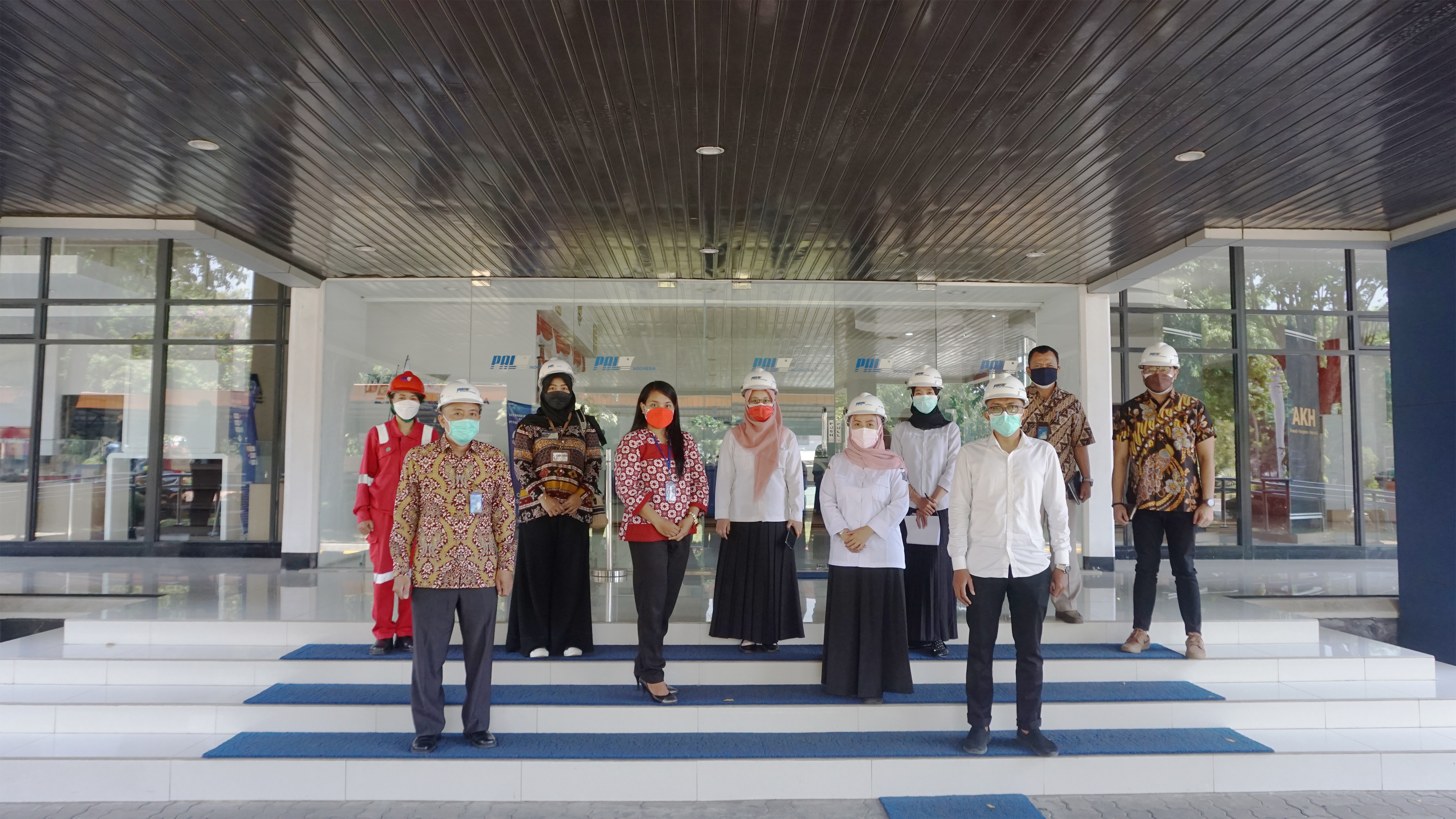 Gambar 1: Rombongan Dinas Kesehatan Berfoto Bersama di depan Gedung PIP PT PAL Indonesia (Persero) pada 29 September 2021. Sumber: Dokumentasi Perusahaan