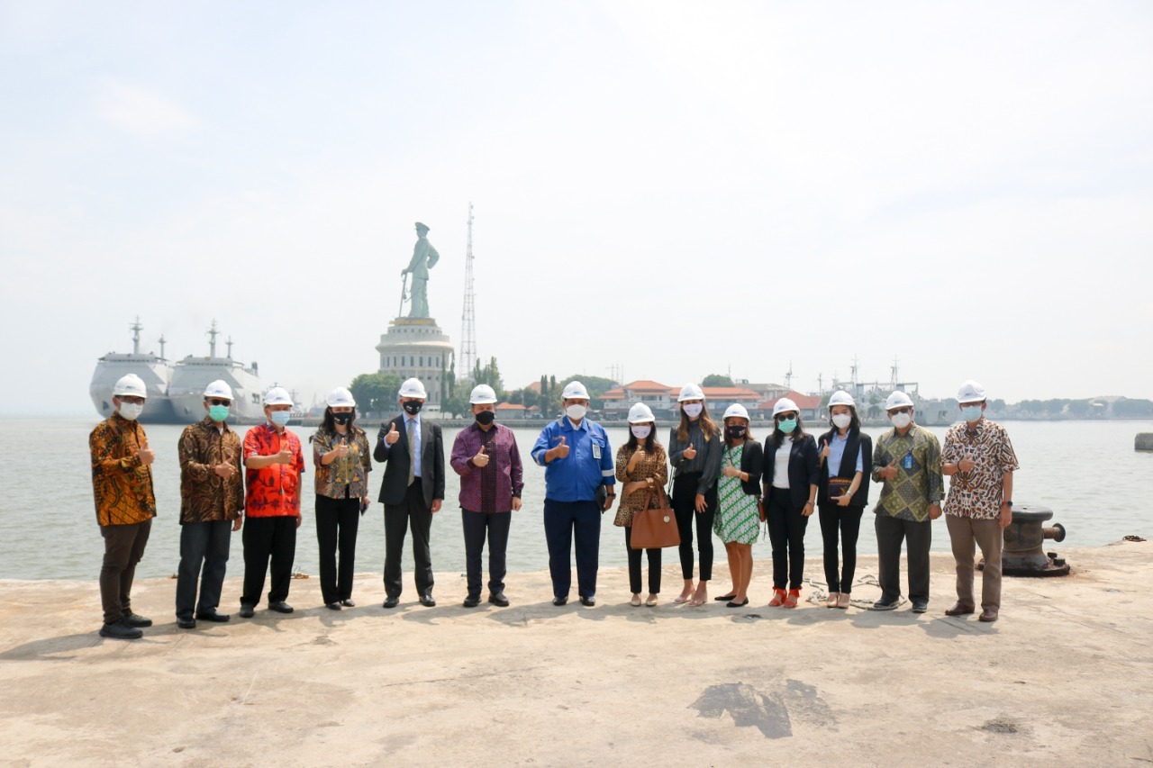 Foto bersama Dubes UK dan CMO PAL di sebrang monument Jalasveva Jaya Mahe pada 02 Desember 2021. Sumber: Dokumentasi perusahaan